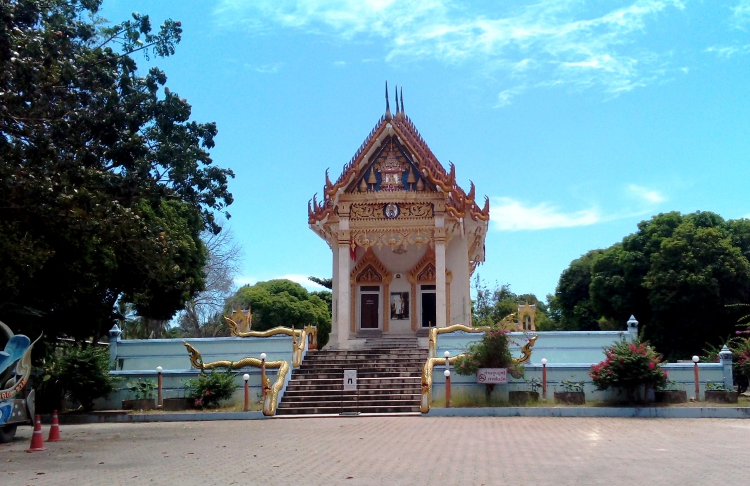 Тайланд, о. Самуи, Wat Khunaram (Mummified Monk) Храм мумифицированного  монаха - «Монах заранее предсказал дату своей смерти, попрощался со всеми,  сел в позу лотоса и умер. Теперь это храм мумифицированного монаха, мумии