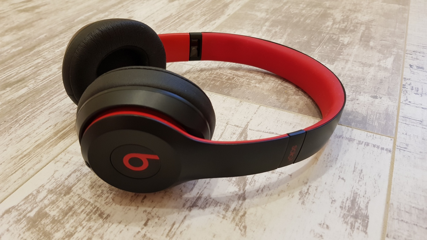 beats solo 3 black and red