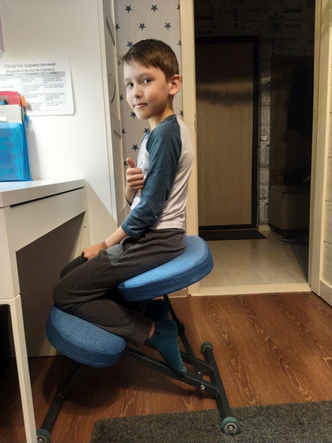 Ортопедический коленный стул: зачем он нужен?