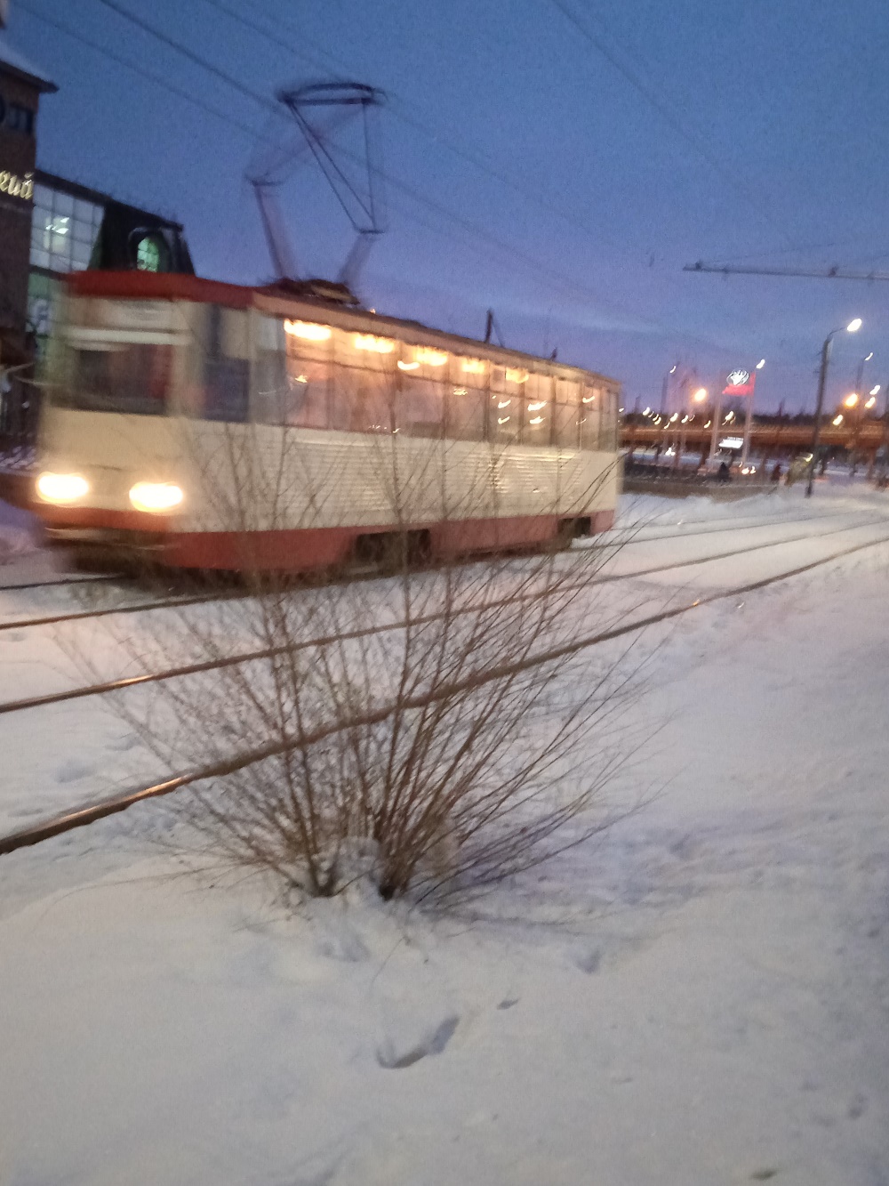 Трамвай 71-605 (КТМ-5М3), город Челябинск. - «У меня возник такой вопрос: а  если бы наши депутаты ездили к месту работы на таком транспорте, то какое у  них было бы настроение и какие