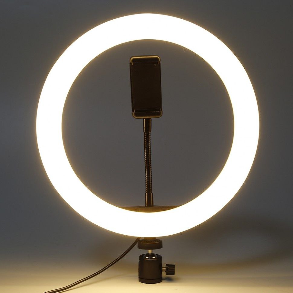 кольцевая лампа фото на черном фоне