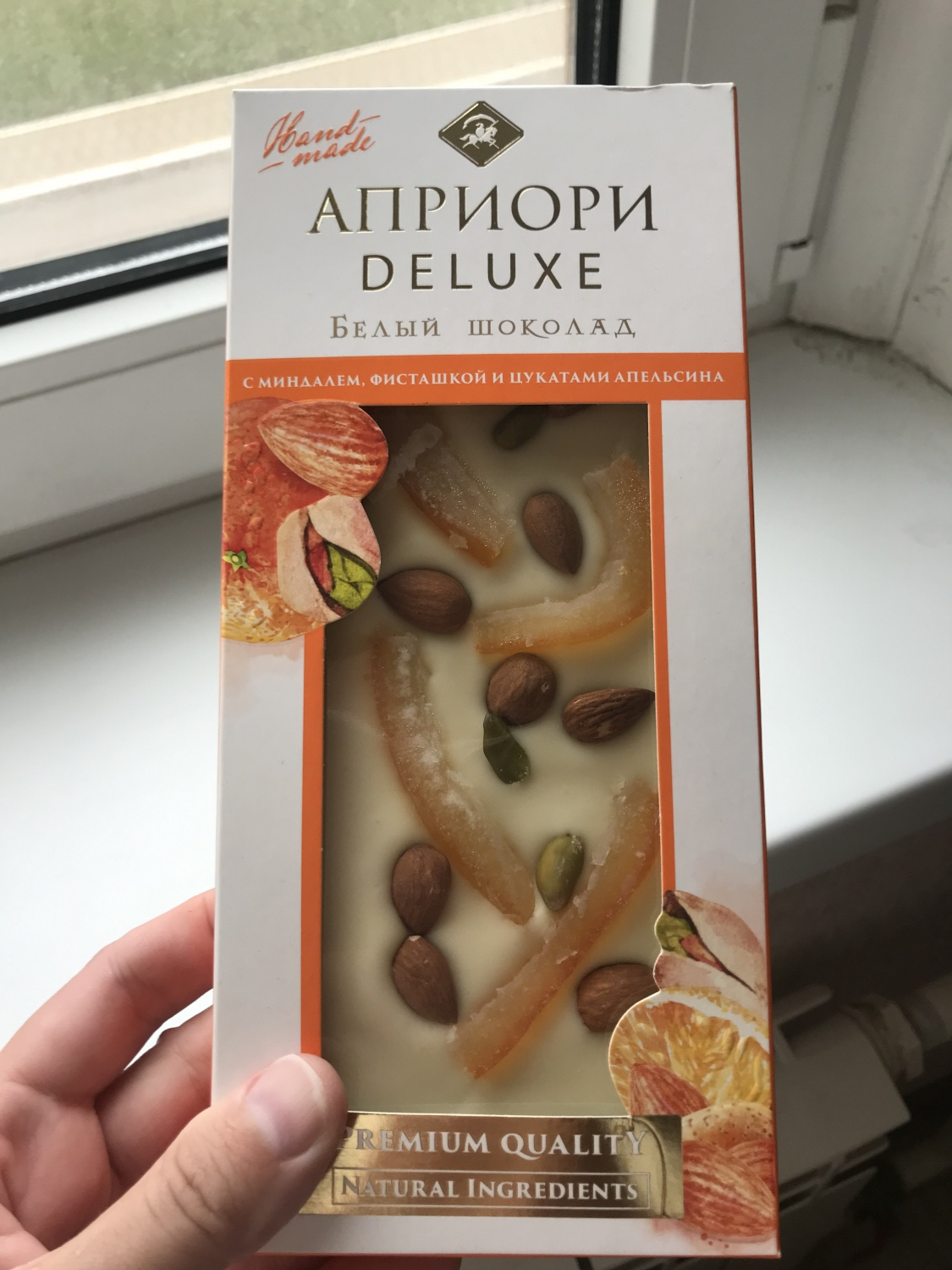 Шоколад вкусный с миндалем