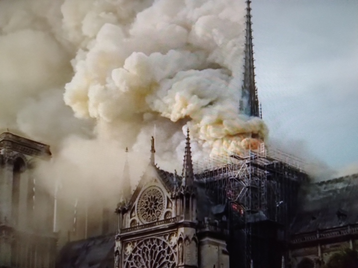 Нотр-Дам в огне/Notre-Dame BRULE (2022, фильм) фото