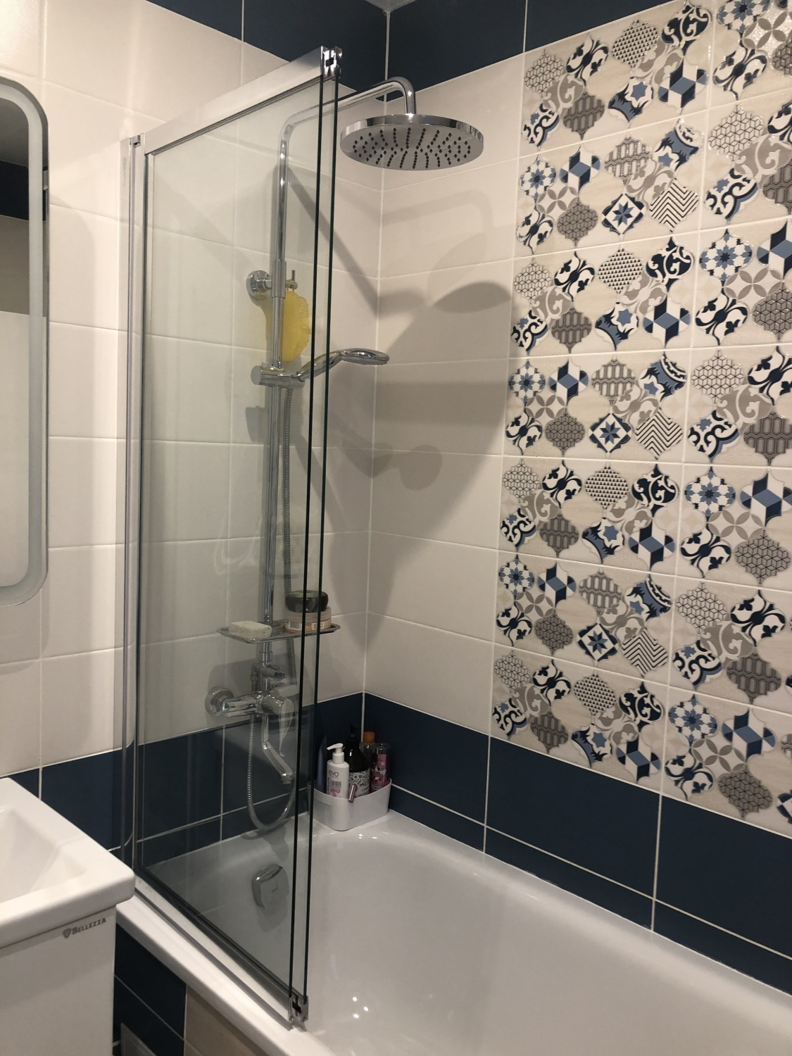 Стеклянные шторки для ванной