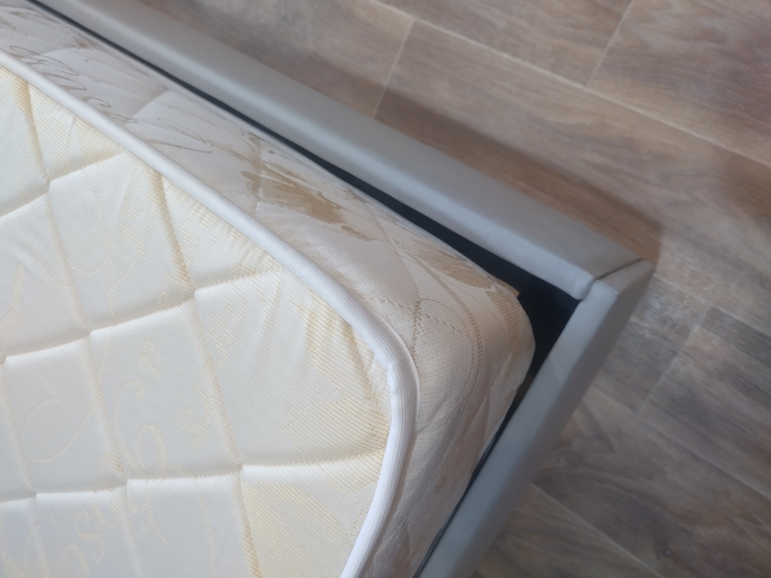 Кровать одинарная тони 10 дуб линдберг дуб молочный ткань поликоттон стеганный осн олм ск снято