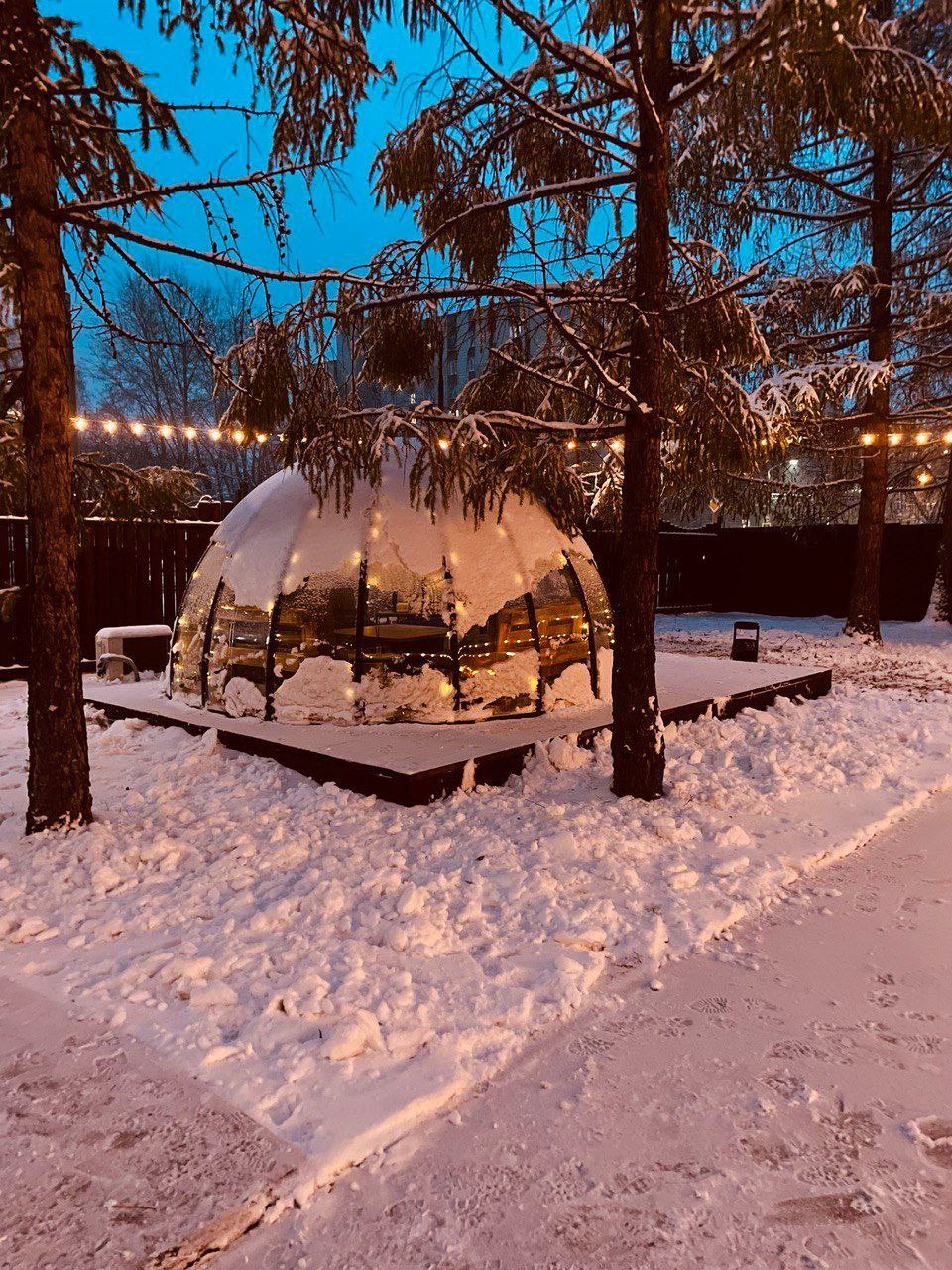 Купольная беседка. В парке 