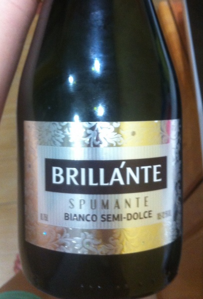 Bianco semi dolce. Шампанское Brilliant. Игристое вино brillante. Semi Dolce шампанское. Напиток слабоалкогольный Bianco Semidolce.