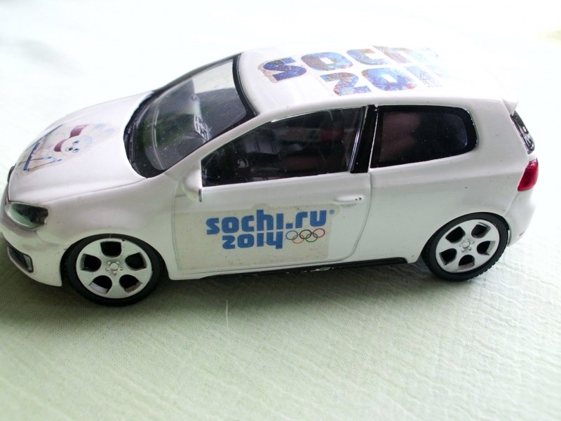 Машинка сочи купить. Машинки Volkswagen Sochi 2014. Модельки Сочи 2014. Гольф моделька Сочи 2014. Игрушка машинка Сочи 2014.