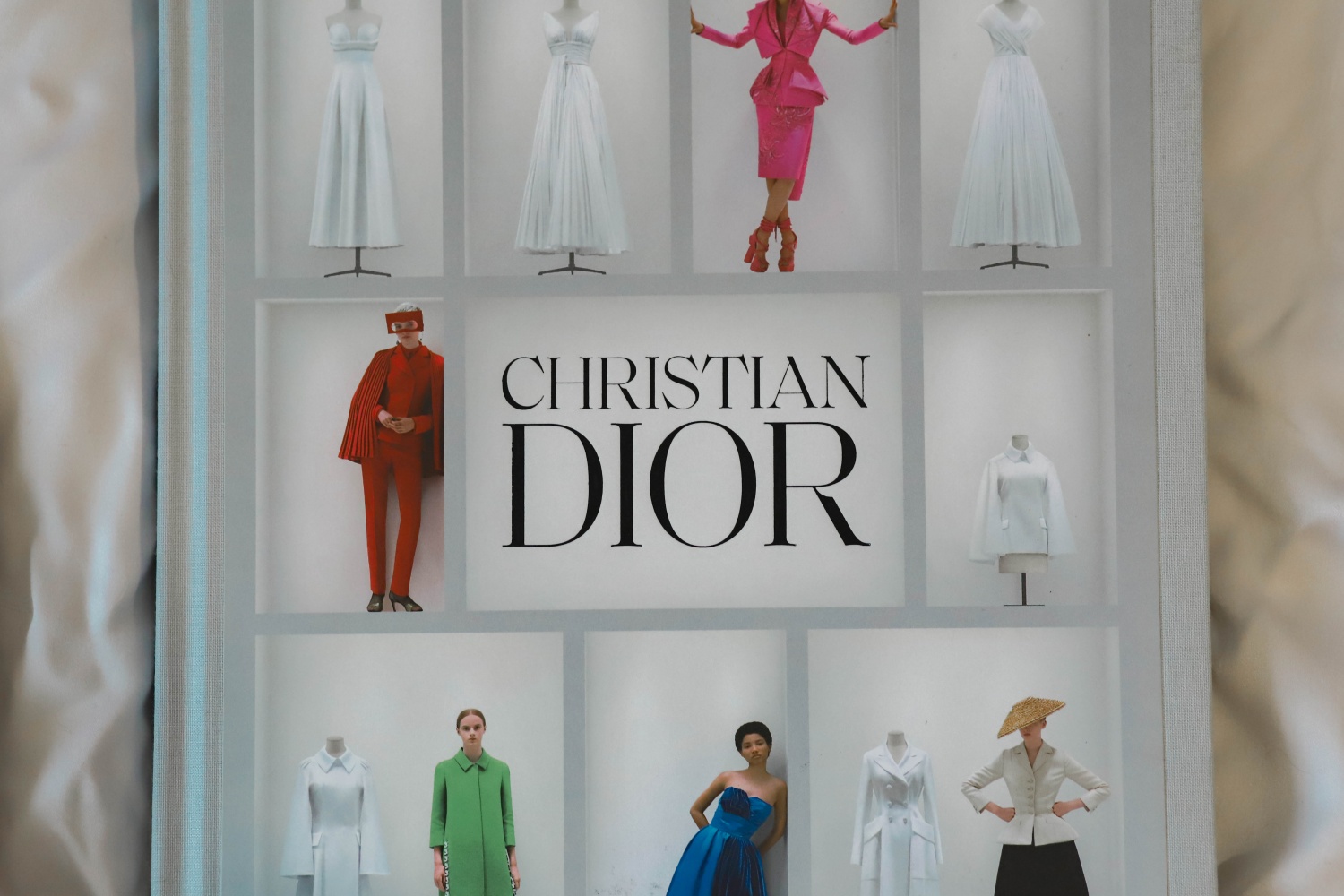 Christian Dior. V And A Publishing - «Моя первая книга CHRISTIAN DIOR с  иллюстрациями модного дома. Книга с известными шедеврами мировой моды.  Фотографии платьев вблизи.» | отзывы