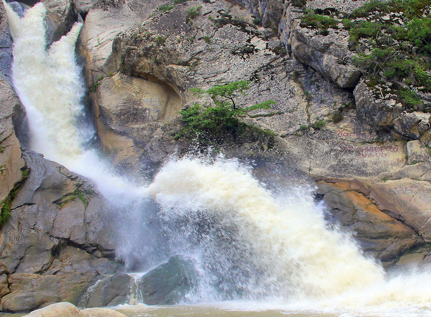 Погода хучни 10 дней точный. Хучнинский водопад. Хучнинский водопад в Дагестане. Хучни водопад гостиница. Природные красоты Хучни.