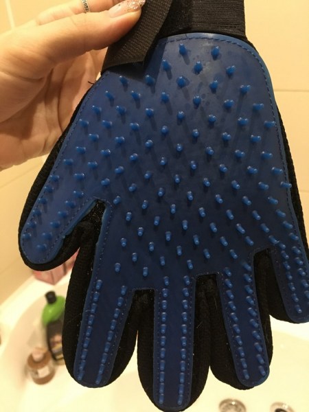 Перчатка для вычесывания шерсти Aliexpress True Touch Glove Deshedding Gentle Efficient Pet Grooming Dogs Bath Pet Supplies Blue Pet Brush Glove фото