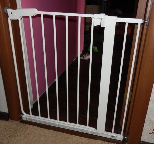 Ворота безопасности для детей на лестницу (выбор и монтаж)