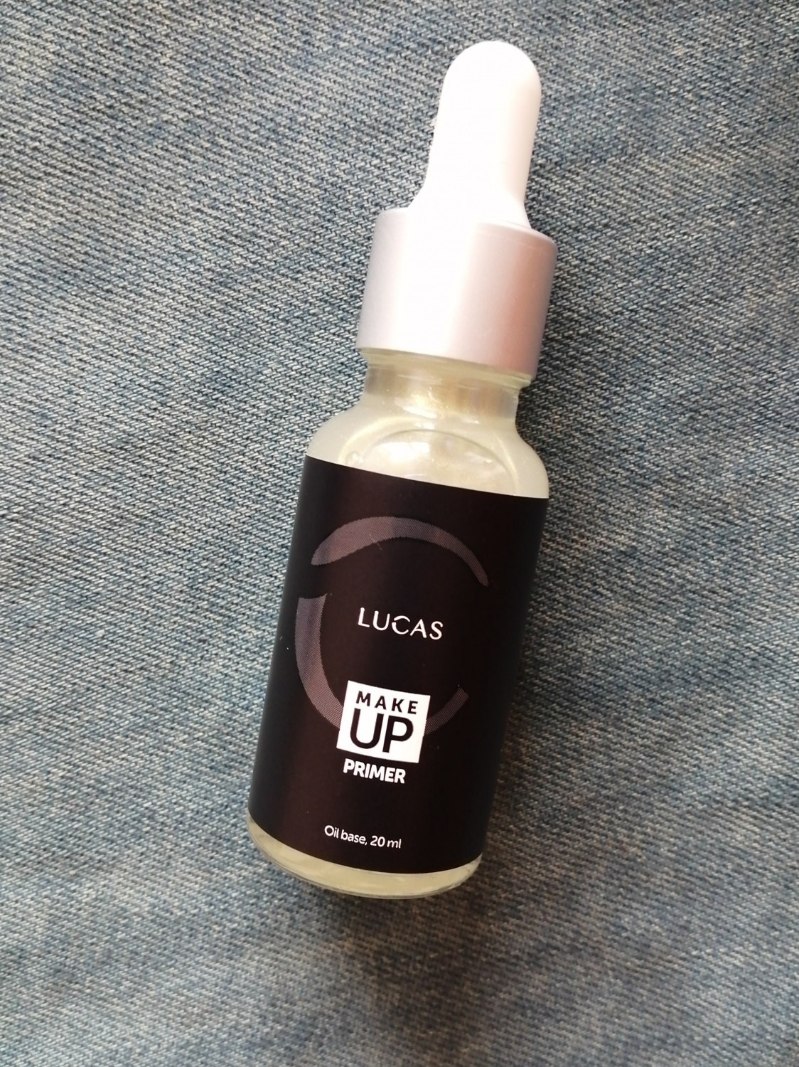 Lucas cosmetic отзывы. Лукас Косметикс. Масло база под макияж. База под макияж с девочкой на упаковке.